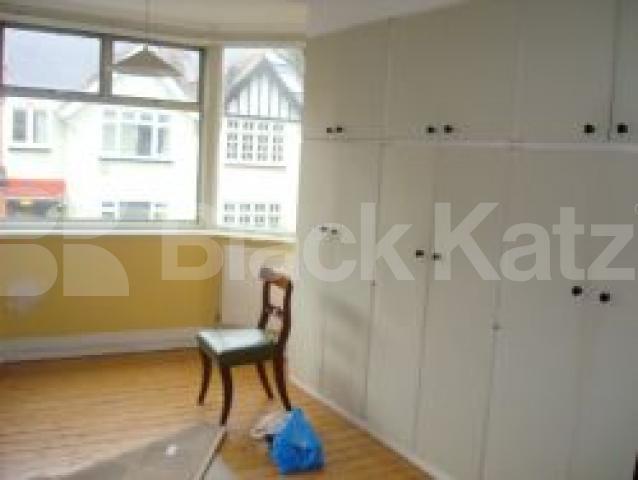 			MINS TO PARLIAMENT FIELDS, 2 Bedroom, 1 bath, 1 reception Flat			 Glenhurst Avenue, KENTISH TOWN-DARTMOUTH PARK